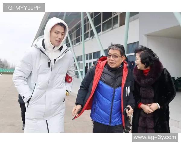 徐根宝高龄仍陪伴U20球员为他们付出辛劳感动球员心声